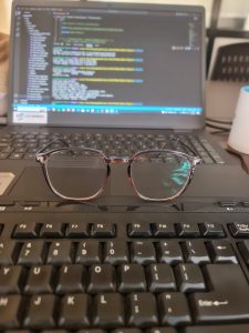 Anti-ray glass with a laptop and an external keyboard. 